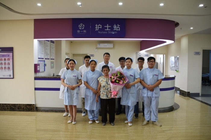 韩婆婆出院时与医生护士合影(文/张颖彤摄影/梁家枫